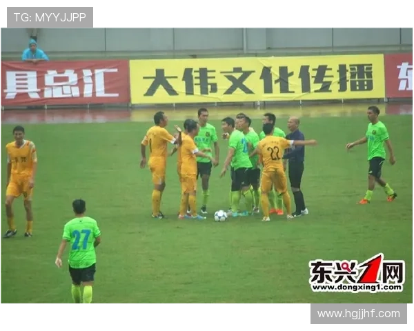 足球明星趣味打闹视频合集展现球场外的欢乐瞬间与友谊时刻